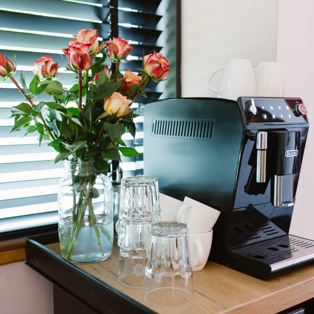 Bloemen en koffie in de B&B